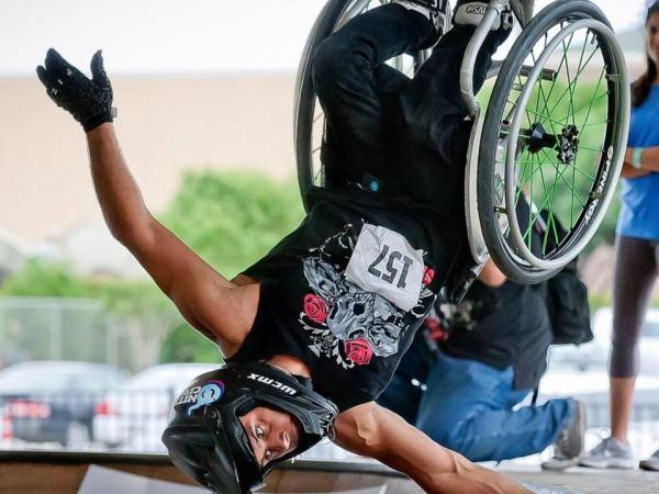 Aaron fotheringham in midback on his wheelchair at a skate ramp